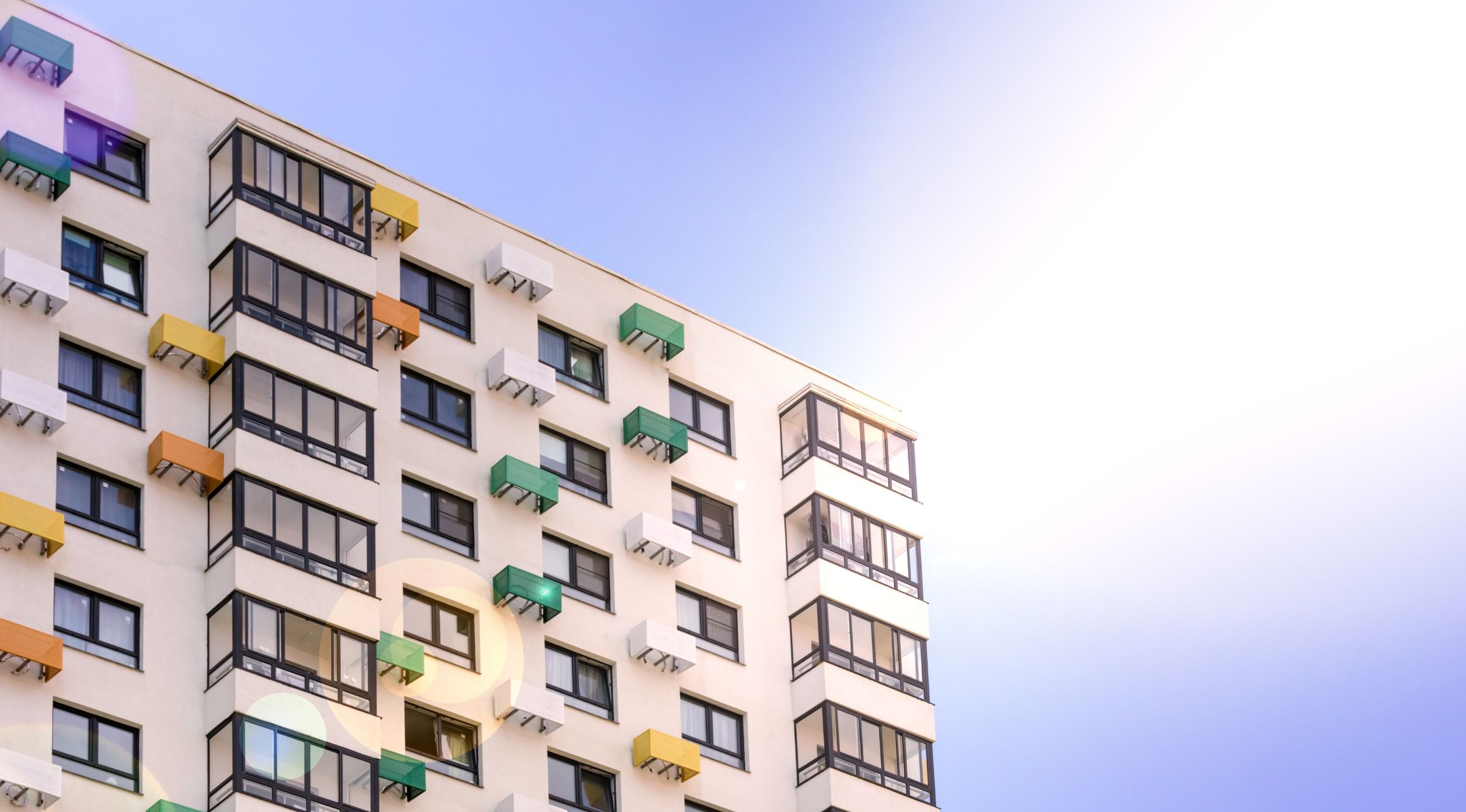 fachada de edificio con colores